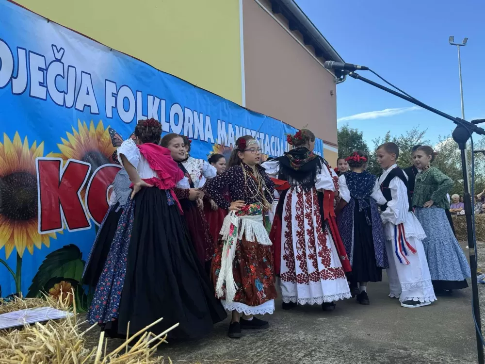 (FOTOGALERIJA) 2. Dječja folklorna manifestacija:  Mladi čuvari tradicije ponosno predstavljali tradiciju svoga kraja 