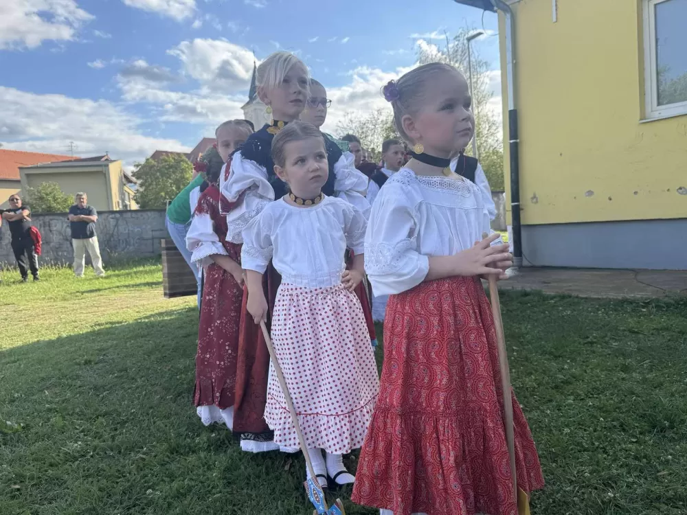 (FOTOGALERIJA) 2. Dječja folklorna manifestacija:  Mladi čuvari tradicije ponosno predstavljali tradiciju svoga kraja 