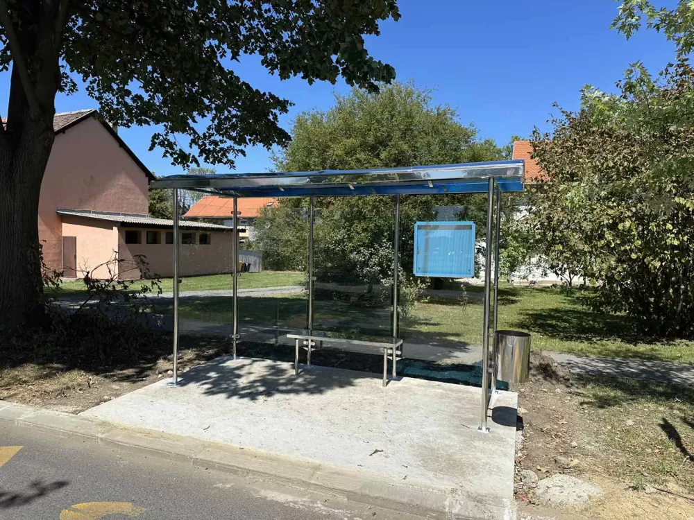 U tijeku ugradnja novih autobusnih nadstrešnica u Slavonskom Brodu