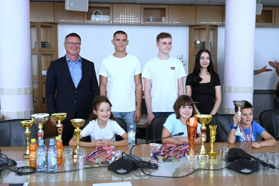 Župan održao prijem za izvrsne učenike i sportaše s područja Brodsko-posavske županije