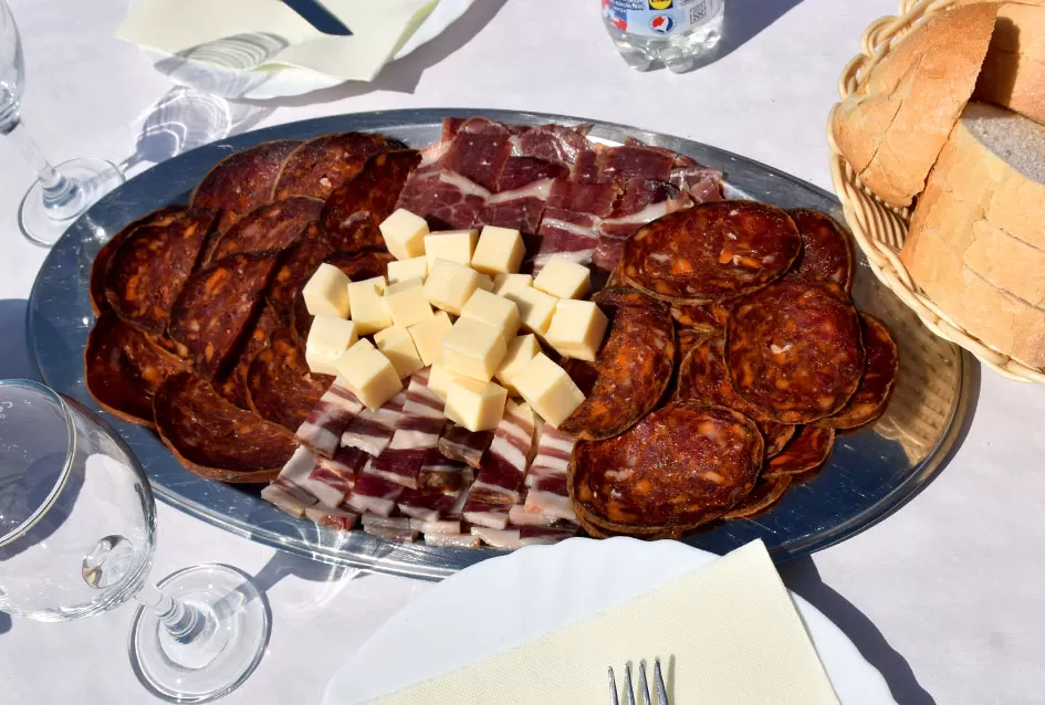 Pjesmom uz tambure Škoro počeo berbu vinograda u Mitrovcu