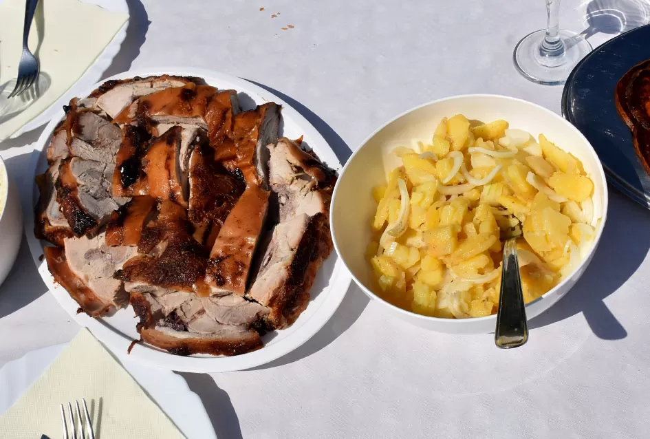 Pjesmom uz tambure Škoro počeo berbu vinograda u Mitrovcu
