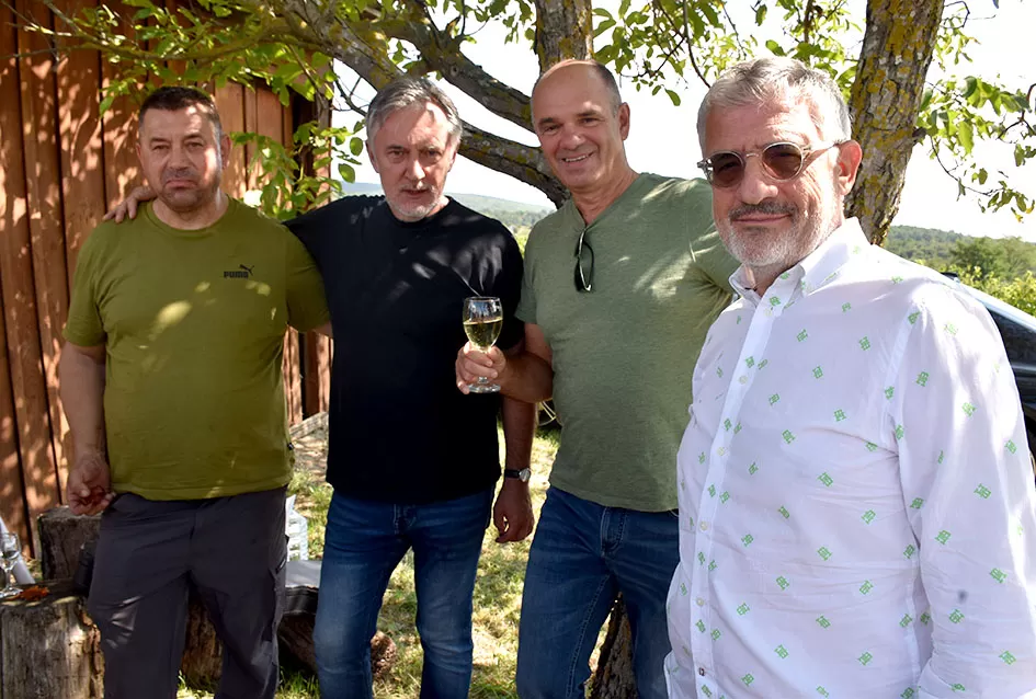 Pjesmom uz tambure Škoro počeo berbu vinograda u Mitrovcu
