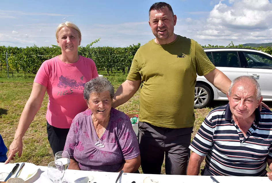 Pjesmom uz tambure Škoro počeo berbu vinograda u Mitrovcu