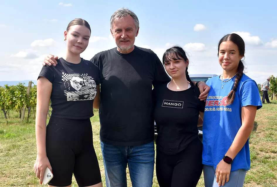 Pjesmom uz tambure Škoro počeo berbu vinograda u Mitrovcu