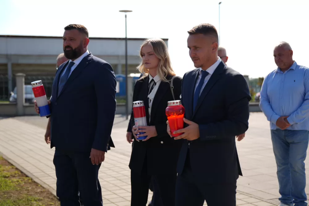 Požega.eu | Uz pripadnike Počasno zaštitne bojne u Kutjevu visoki dužnosnici položili vijence i zapalili svijeće na Groblju sv. Marka 