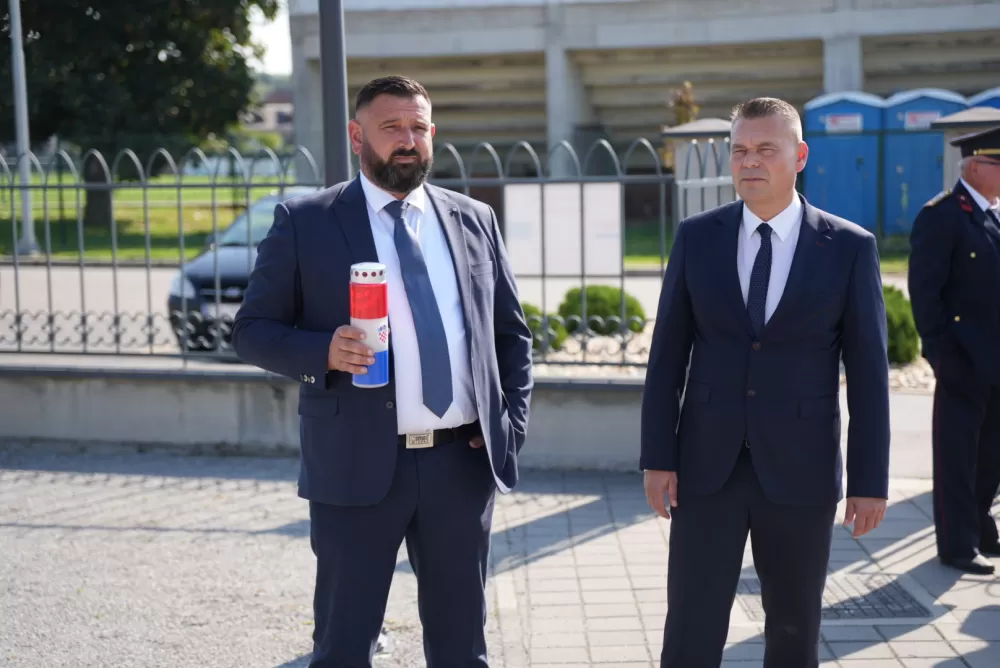 Uz pripadnike Počasno zaštitne bojne u Kutjevu visoki dužnosnici položili vijence i zapalili svijeće na Groblju sv. Marka 
