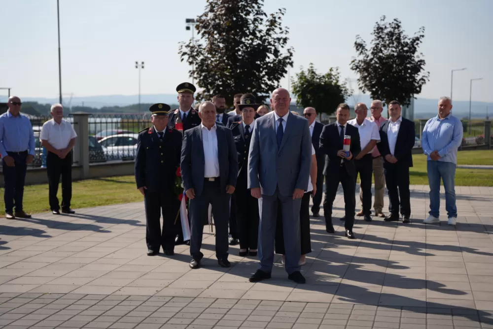 Uz pripadnike Počasno zaštitne bojne u Kutjevu visoki dužnosnici položili vijence i zapalili svijeće na Groblju sv. Marka 