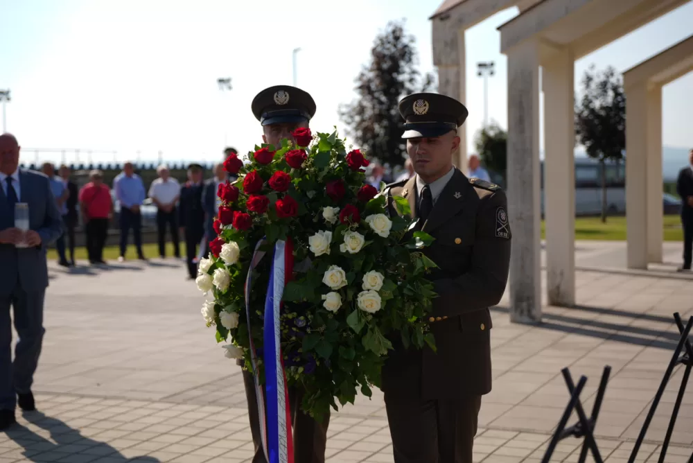Uz pripadnike Počasno zaštitne bojne u Kutjevu visoki dužnosnici položili vijence i zapalili svijeće na Groblju sv. Marka 