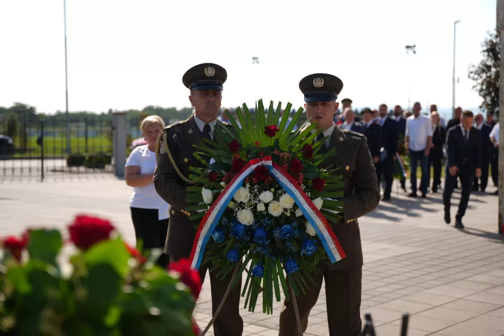 Uz pripadnike Počasno zaštitne bojne u Kutjevu visoki dužnosnici položili vijence i zapalili svijeće na Groblju sv. Marka 