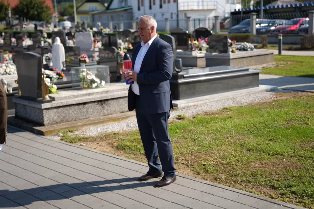 Uz pripadnike Počasno zaštitne bojne u Kutjevu visoki dužnosnici položili vijence i zapalili svijeće na Groblju sv. Marka 