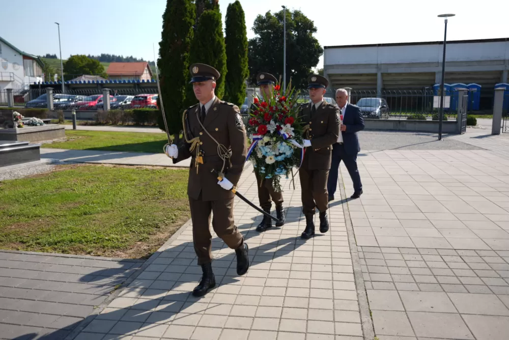 Uz pripadnike Počasno zaštitne bojne u Kutjevu visoki dužnosnici položili vijence i zapalili svijeće na Groblju sv. Marka 