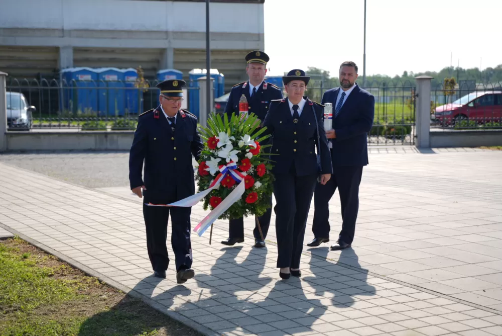 Uz pripadnike Počasno zaštitne bojne u Kutjevu visoki dužnosnici položili vijence i zapalili svijeće na Groblju sv. Marka 