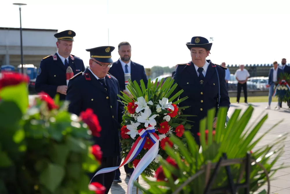 Uz pripadnike Počasno zaštitne bojne u Kutjevu visoki dužnosnici položili vijence i zapalili svijeće na Groblju sv. Marka 