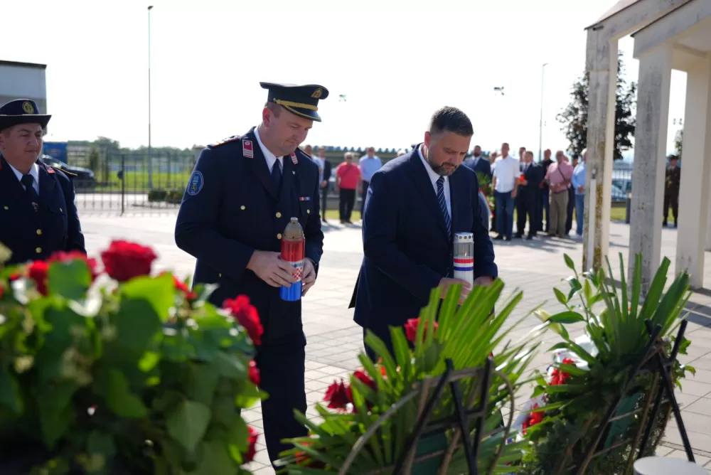 Uz pripadnike Počasno zaštitne bojne u Kutjevu visoki dužnosnici položili vijence i zapalili svijeće na Groblju sv. Marka 
