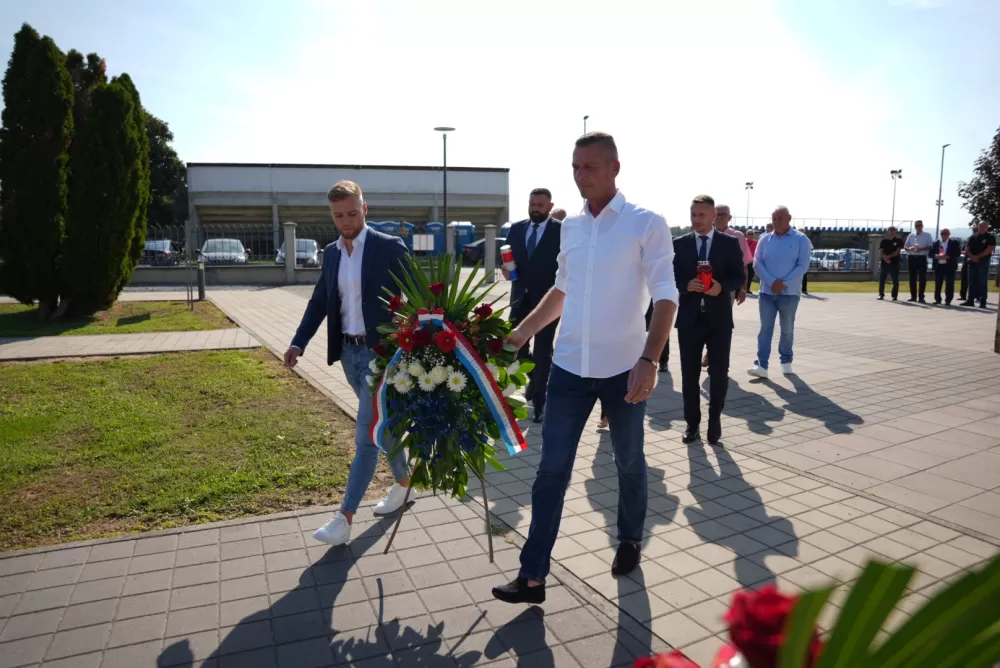 Uz pripadnike Počasno zaštitne bojne u Kutjevu visoki dužnosnici položili vijence i zapalili svijeće na Groblju sv. Marka 