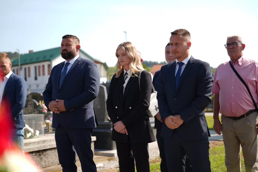 Uz pripadnike Počasno zaštitne bojne u Kutjevu visoki dužnosnici položili vijence i zapalili svijeće na Groblju sv. Marka 