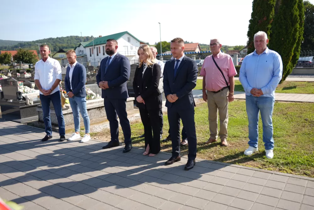Uz pripadnike Počasno zaštitne bojne u Kutjevu visoki dužnosnici položili vijence i zapalili svijeće na Groblju sv. Marka 