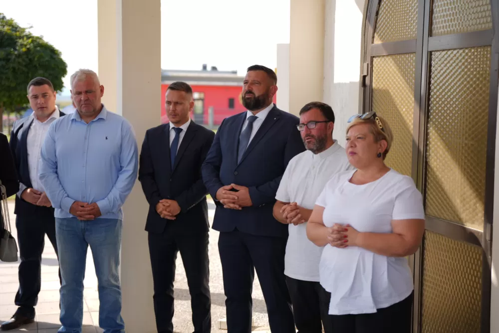 Uz pripadnike Počasno zaštitne bojne u Kutjevu visoki dužnosnici položili vijence i zapalili svijeće na Groblju sv. Marka 