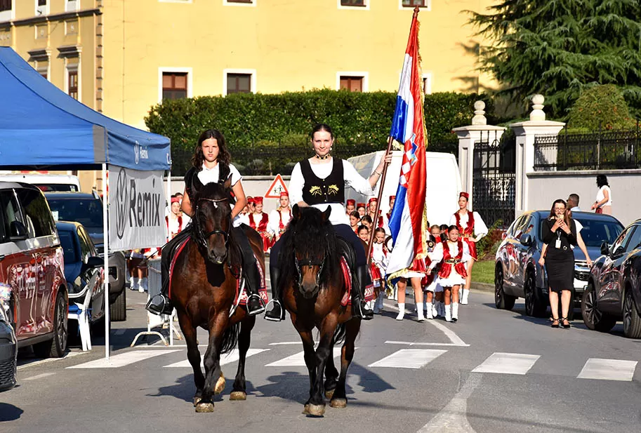 (FOTOGALERIJA) SVEČANA FESTIVALSKA POVORKA ULICAMA GRADA: Pokazana ljepta baštine koja krasi Požešku kotlinu