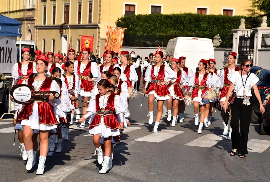 (FOTOGALERIJA) SVEČANA FESTIVALSKA POVORKA ULICAMA GRADA: Pokazana ljepta baštine koja krasi Požešku kotlinu