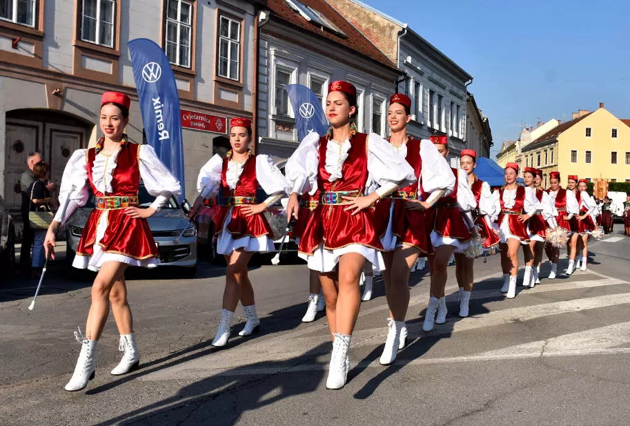 (FOTOGALERIJA) SVEČANA FESTIVALSKA POVORKA ULICAMA GRADA: Pokazana ljepta baštine koja krasi Požešku kotlinu
