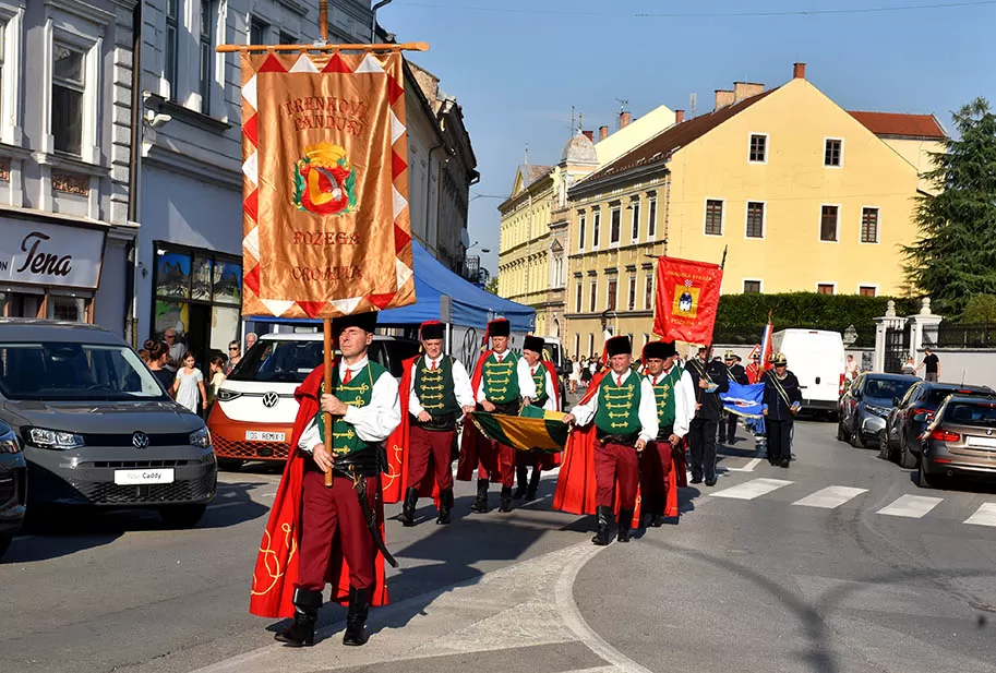 (FOTOGALERIJA) SVEČANA FESTIVALSKA POVORKA ULICAMA GRADA: Pokazana ljepta baštine koja krasi Požešku kotlinu
