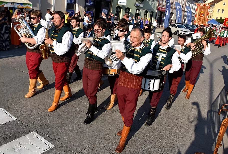 (FOTOGALERIJA) SVEČANA FESTIVALSKA POVORKA ULICAMA GRADA: Pokazana ljepta baštine koja krasi Požešku kotlinu