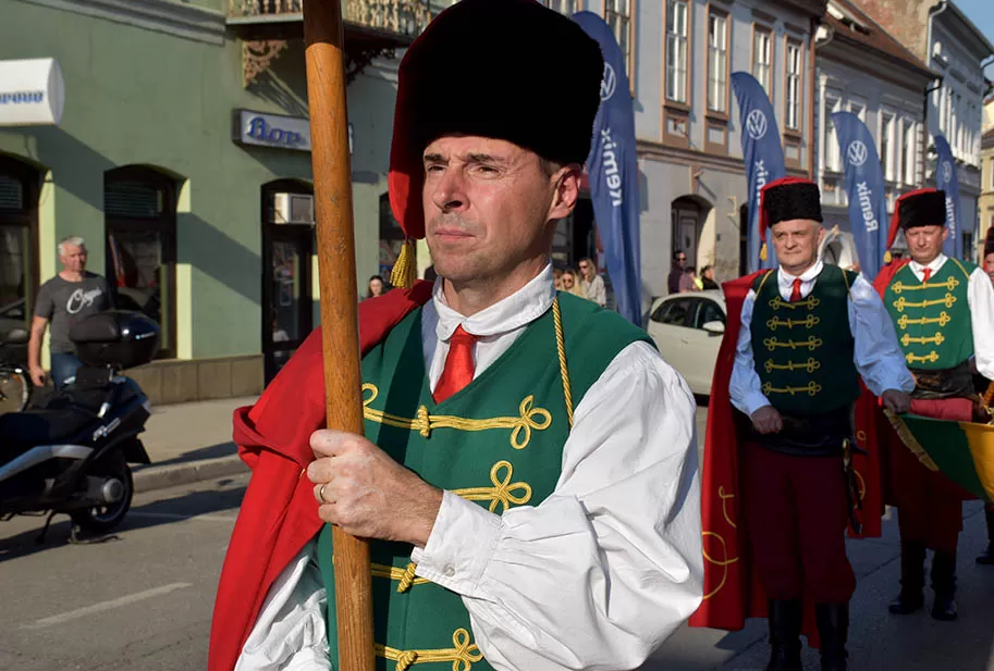 (FOTOGALERIJA) SVEČANA FESTIVALSKA POVORKA ULICAMA GRADA: Pokazana ljepta baštine koja krasi Požešku kotlinu