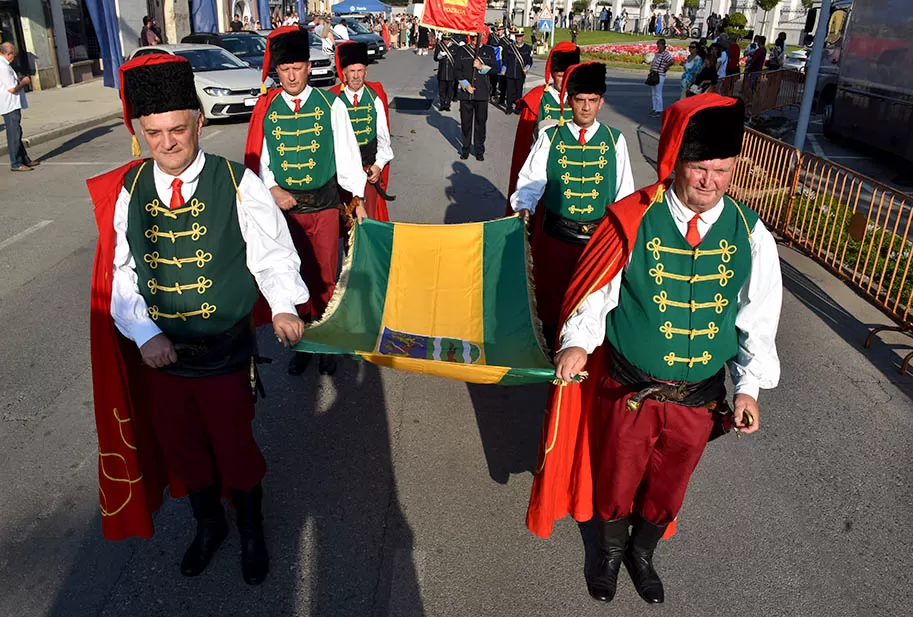 (FOTOGALERIJA) SVEČANA FESTIVALSKA POVORKA ULICAMA GRADA: Pokazana ljepta baštine koja krasi Požešku kotlinu