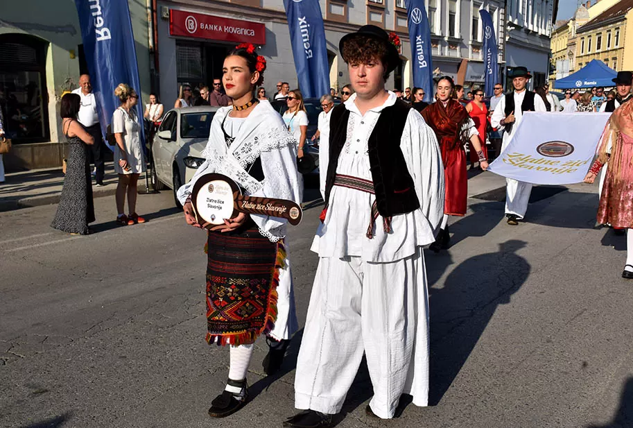 (FOTOGALERIJA) SVEČANA FESTIVALSKA POVORKA ULICAMA GRADA: Pokazana ljepta baštine koja krasi Požešku kotlinu