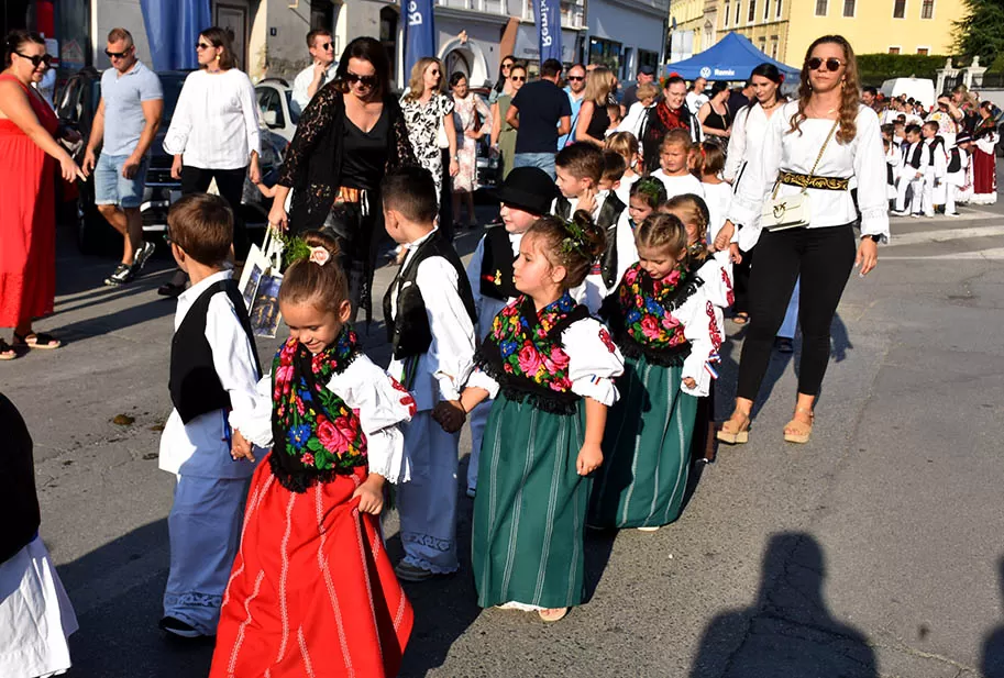 (FOTOGALERIJA) SVEČANA FESTIVALSKA POVORKA ULICAMA GRADA: Pokazana ljepta baštine koja krasi Požešku kotlinu