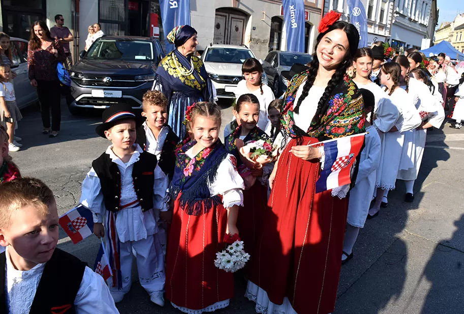 (FOTOGALERIJA) SVEČANA FESTIVALSKA POVORKA ULICAMA GRADA: Pokazana ljepta baštine koja krasi Požešku kotlinu