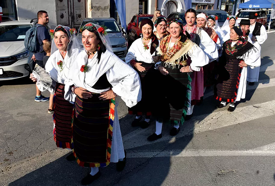 (FOTOGALERIJA) SVEČANA FESTIVALSKA POVORKA ULICAMA GRADA: Pokazana ljepta baštine koja krasi Požešku kotlinu