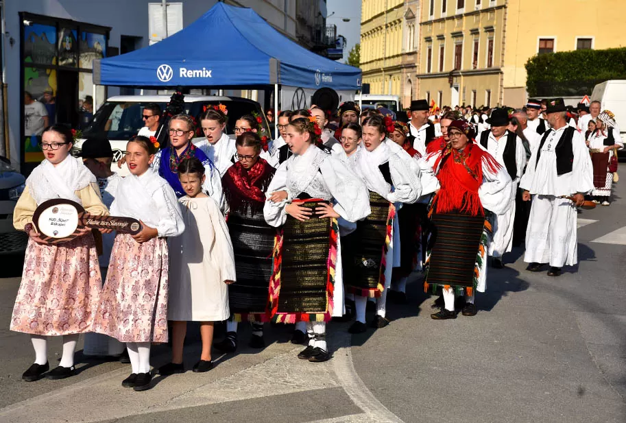 (FOTOGALERIJA) SVEČANA FESTIVALSKA POVORKA ULICAMA GRADA: Pokazana ljepta baštine koja krasi Požešku kotlinu
