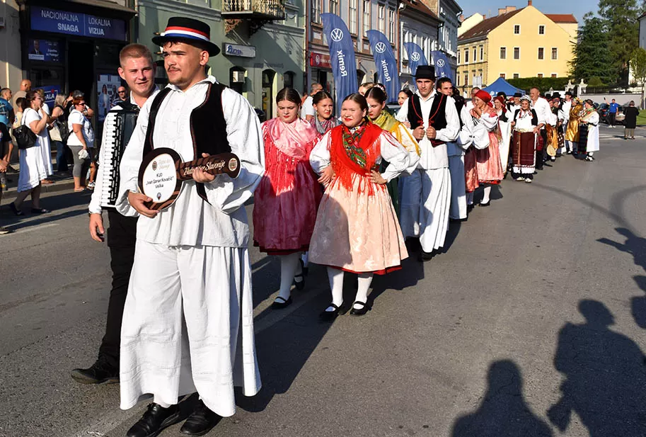 (FOTOGALERIJA) SVEČANA FESTIVALSKA POVORKA ULICAMA GRADA: Pokazana ljepta baštine koja krasi Požešku kotlinu