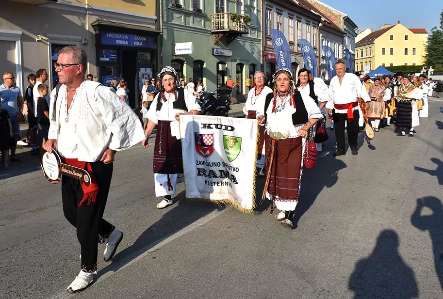 (FOTOGALERIJA) SVEČANA FESTIVALSKA POVORKA ULICAMA GRADA: Pokazana ljepta baštine koja krasi Požešku kotlinu