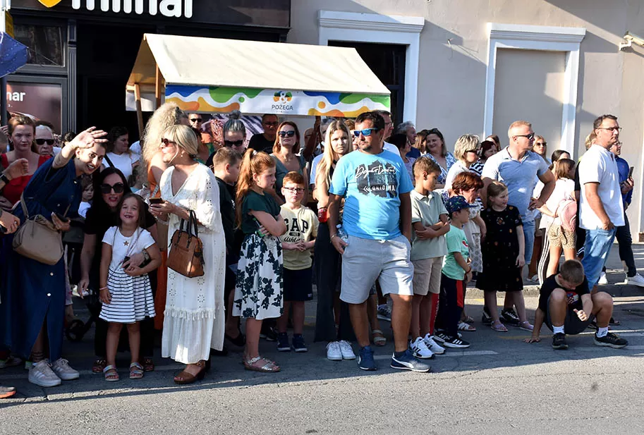 (FOTOGALERIJA) SVEČANA FESTIVALSKA POVORKA ULICAMA GRADA: Pokazana ljepta baštine koja krasi Požešku kotlinu