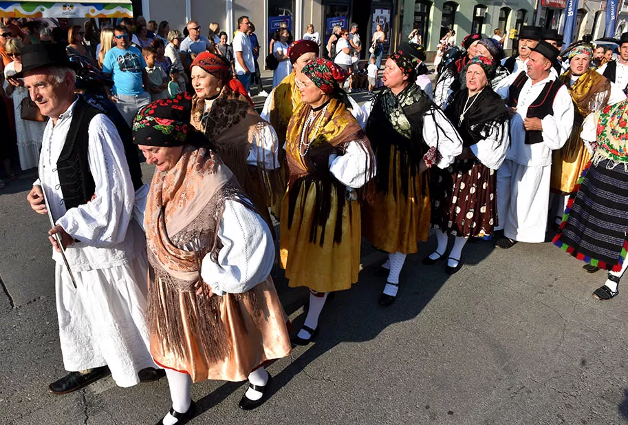 (FOTOGALERIJA) SVEČANA FESTIVALSKA POVORKA ULICAMA GRADA: Pokazana ljepta baštine koja krasi Požešku kotlinu
