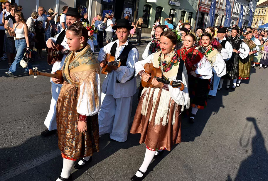 (FOTOGALERIJA) SVEČANA FESTIVALSKA POVORKA ULICAMA GRADA: Pokazana ljepta baštine koja krasi Požešku kotlinu