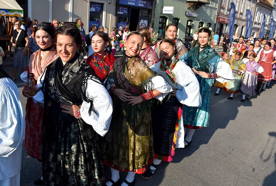 (FOTOGALERIJA) SVEČANA FESTIVALSKA POVORKA ULICAMA GRADA: Pokazana ljepta baštine koja krasi Požešku kotlinu