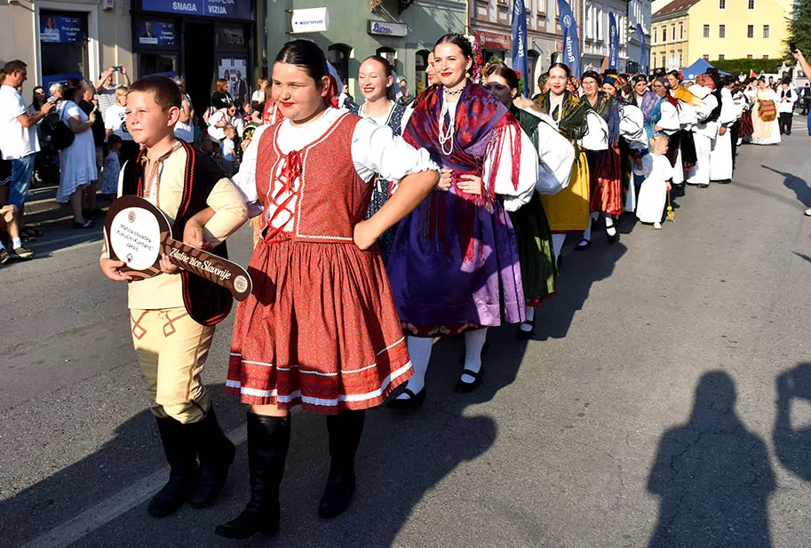 (FOTOGALERIJA) SVEČANA FESTIVALSKA POVORKA ULICAMA GRADA: Pokazana ljepta baštine koja krasi Požešku kotlinu