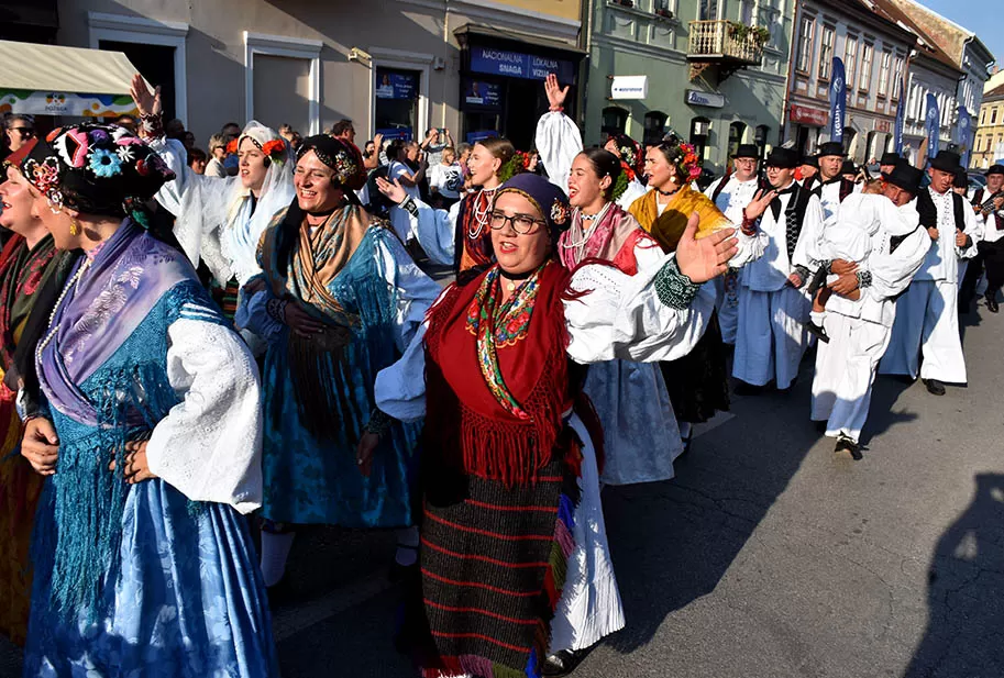 (FOTOGALERIJA) SVEČANA FESTIVALSKA POVORKA ULICAMA GRADA: Pokazana ljepta baštine koja krasi Požešku kotlinu