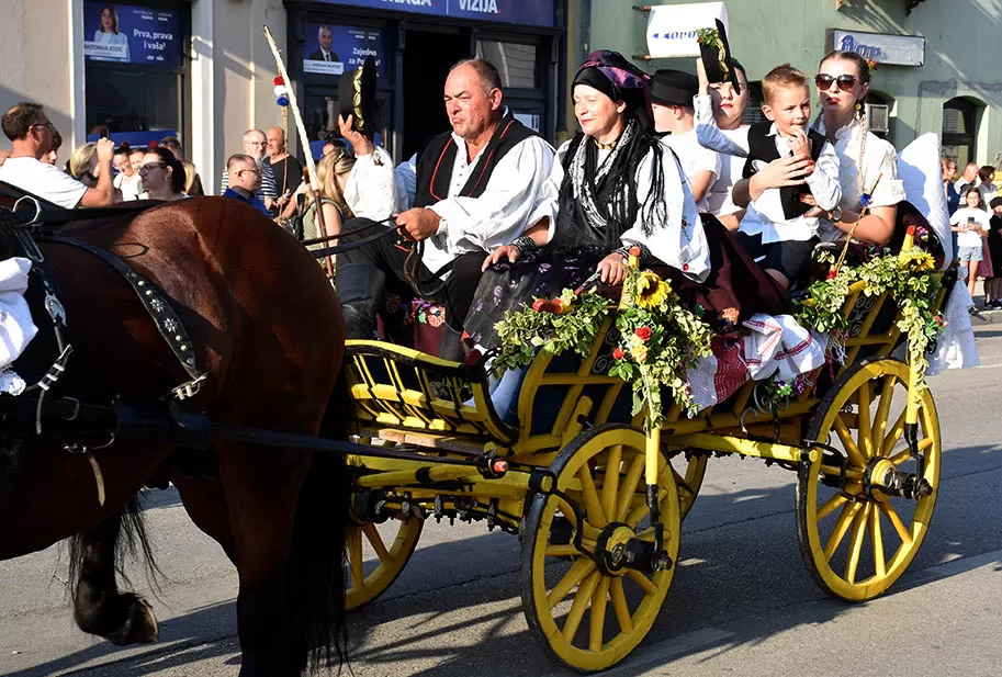 (FOTOGALERIJA) SVEČANA FESTIVALSKA POVORKA ULICAMA GRADA: Pokazana ljepta baštine koja krasi Požešku kotlinu