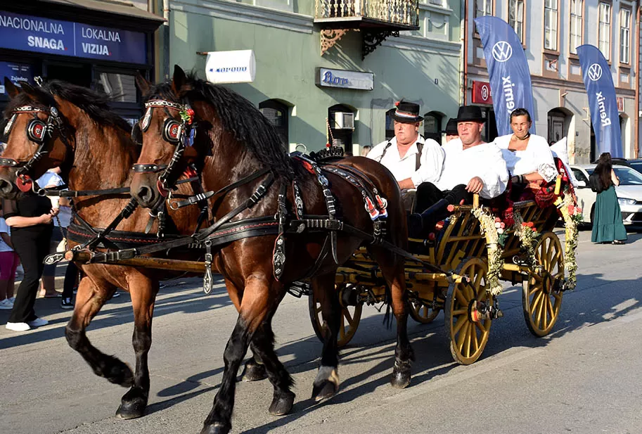 (FOTOGALERIJA) SVEČANA FESTIVALSKA POVORKA ULICAMA GRADA: Pokazana ljepta baštine koja krasi Požešku kotlinu