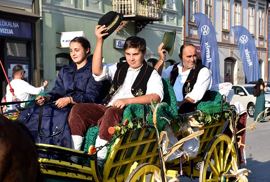 (FOTOGALERIJA) SVEČANA FESTIVALSKA POVORKA ULICAMA GRADA: Pokazana ljepta baštine koja krasi Požešku kotlinu