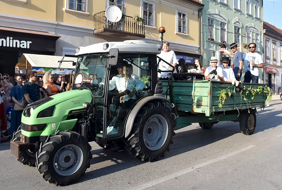 (FOTOGALERIJA) SVEČANA FESTIVALSKA POVORKA ULICAMA GRADA: Pokazana ljepta baštine koja krasi Požešku kotlinu