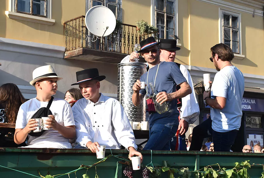 (FOTOGALERIJA) SVEČANA FESTIVALSKA POVORKA ULICAMA GRADA: Pokazana ljepta baštine koja krasi Požešku kotlinu