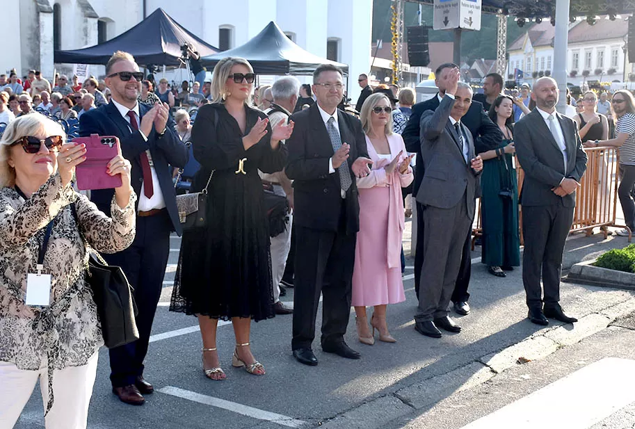 (FOTOGALERIJA) SVEČANA FESTIVALSKA POVORKA ULICAMA GRADA: Pokazana ljepta baštine koja krasi Požešku kotlinu