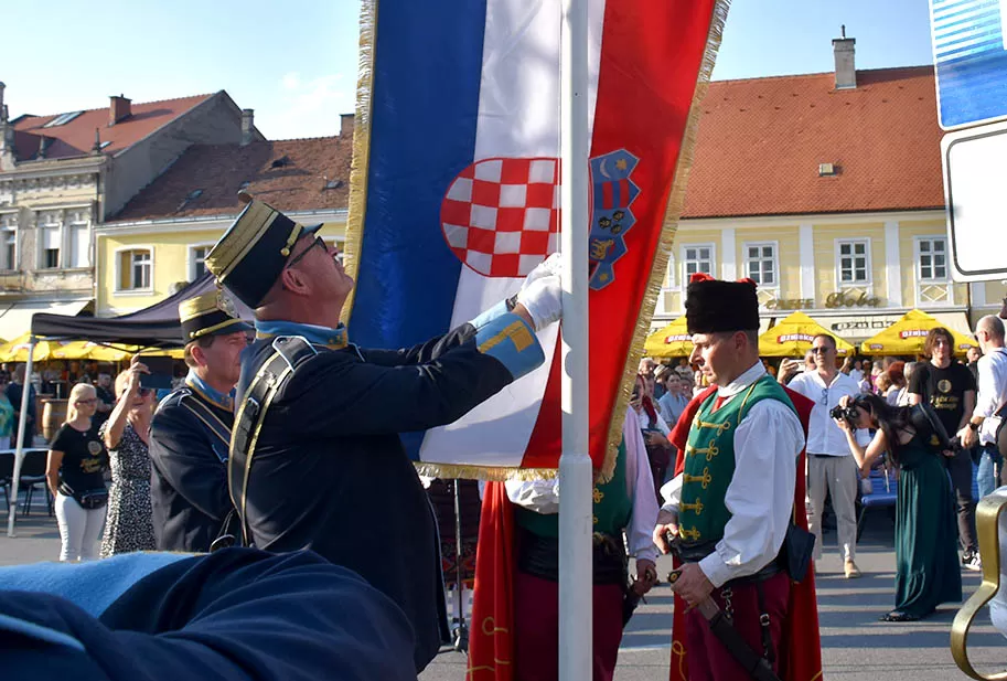 (FOTOGALERIJA) SVEČANA FESTIVALSKA POVORKA ULICAMA GRADA: Pokazana ljepta baštine koja krasi Požešku kotlinu